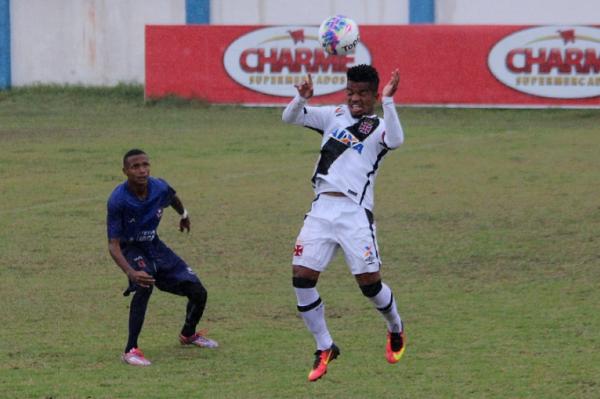 Lorran vai no alto para afastar perigo da defesa cruzmaltina