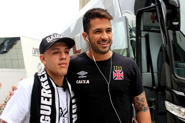 Zagueiro Luan conversou com os scios-torcedores