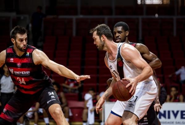 Murilo marcado de perto por dois atletas do Vitria