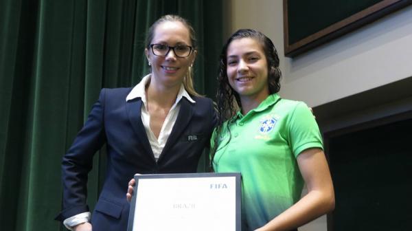 Angelina recebe placa das mos de representante da FIFA