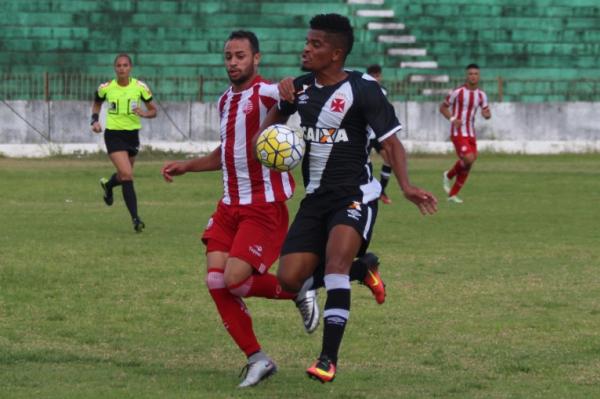 Lorran disputa bola com defensor do Nutico