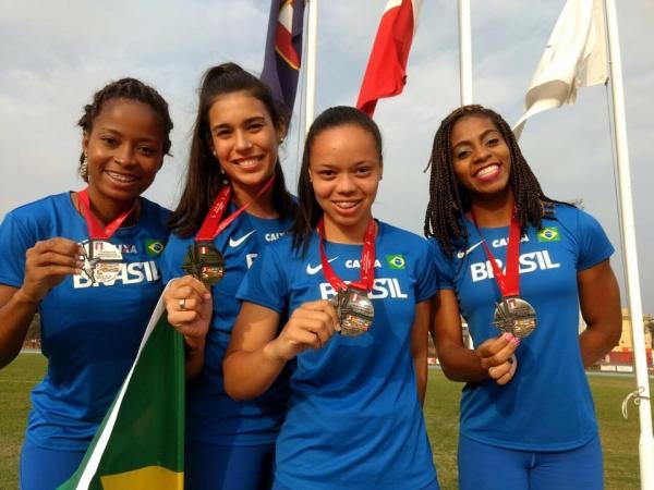 Vitria Cristina, Tamiris de Liz e as vascanas Evelyn de Paula e Mariana Ferreira ficaram em terceiro lugar no revezamento 4x100m