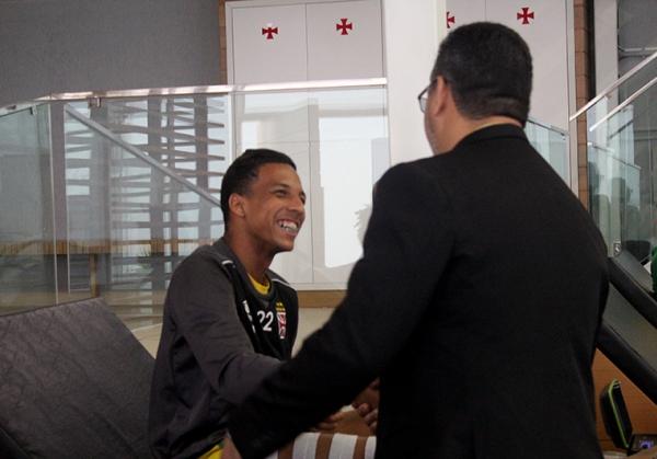 Caio Monteiro sorri para o treinador Rogrio Micale