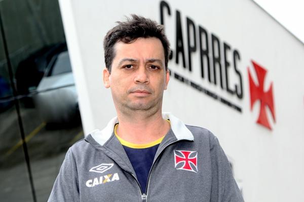 Alex Evangelista posa em frente ao CAPRRES