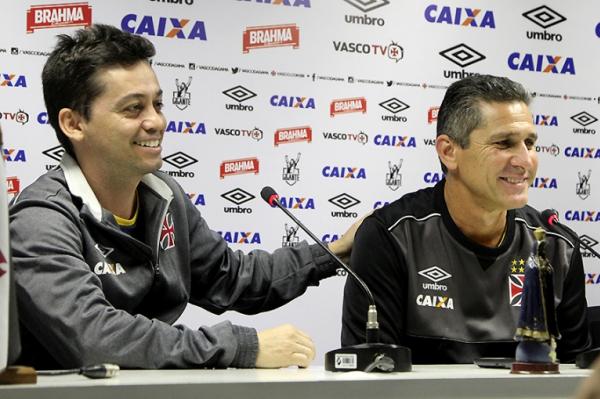 Alex Evangelista fez companhia a Jorginho na coletiva