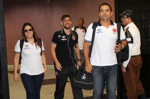 Fellype Gabriel desembarca ao lado da nutricionista Melina e do auxiliar Clber