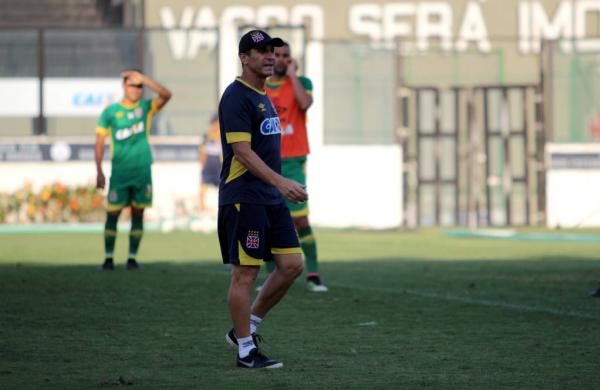 Lder da Srie B, o Vasco busca a vitria para embalar na competio