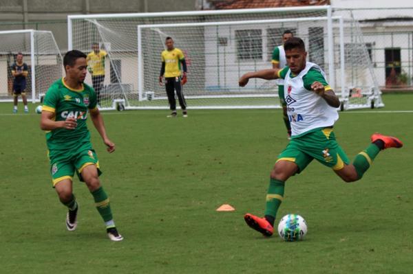 Yago Pikachu e Henrique durante trabalho tcnico no campo anexo