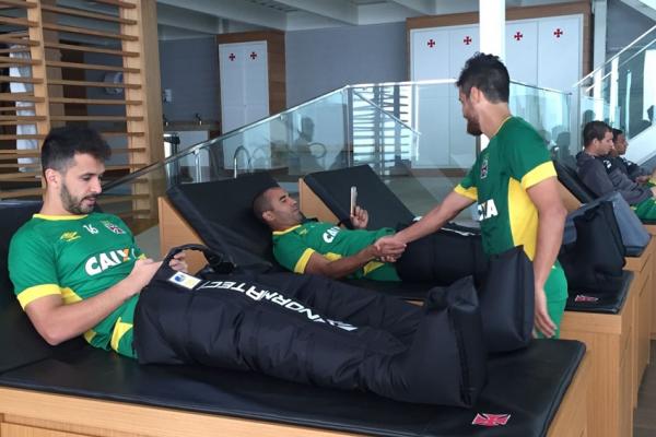 Luan e Jlio Csar realizando atividade no CAPRRES