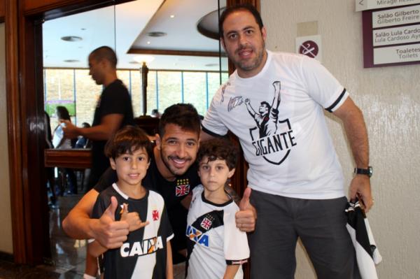 Luan, Fred Melo e os filhos Victor e Davi