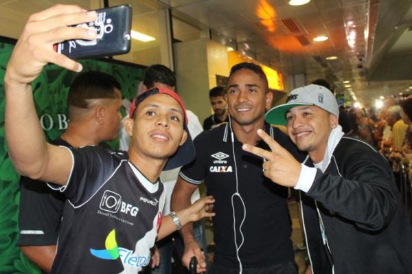 Jorge Henrique posa para selfie no desembarque