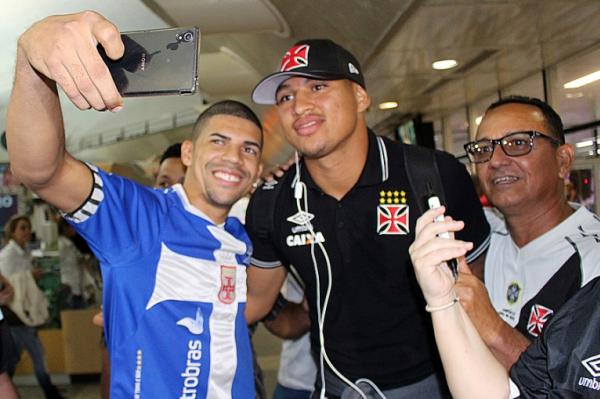 Gabriel Flix sendo assediado na chegada no Par