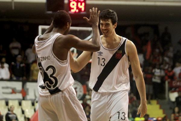 Nezinho e Fiorotto se cumprimentam na vitria vascana sobre o Flamengo