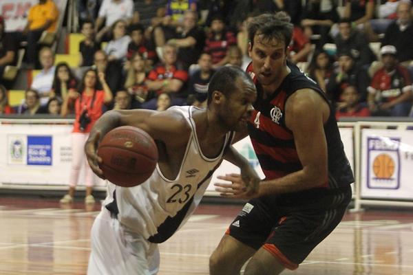 Nezinho se livra da marcao de Marcelinho