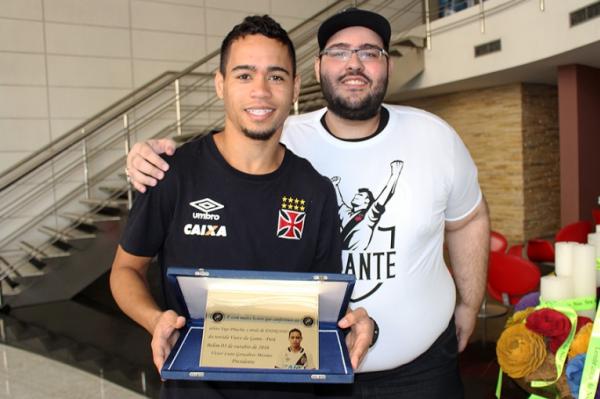 Victor Luis entrega placa para Yago Pikachu