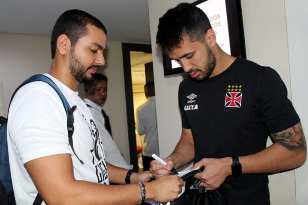 Raphael Bruno ao lado do zagueiro Luan