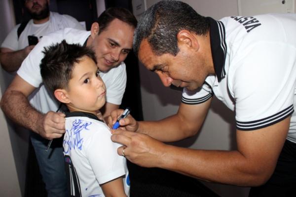 Nelson e o filho Antnio recebem carinho de Zinho