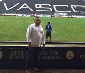 Lobinho, presidente do Vasco-AC, durante visita a So Janurio