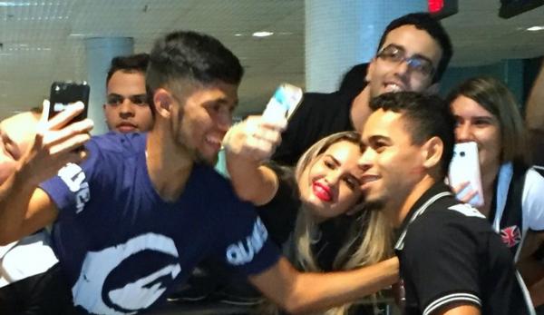 Pikachu sai do aeroporto com marcas de batom no rosto