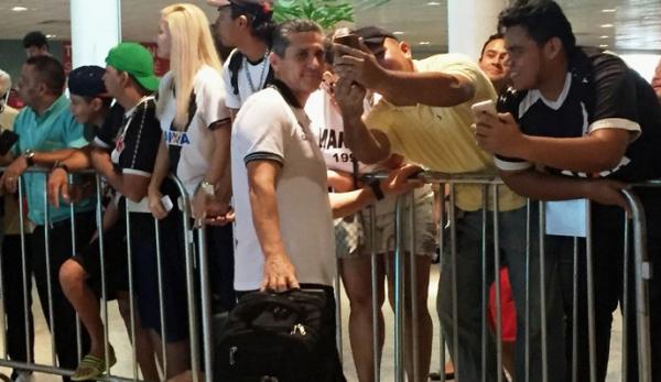 Jorginho  tietado por torcida no desembarque a Manaus