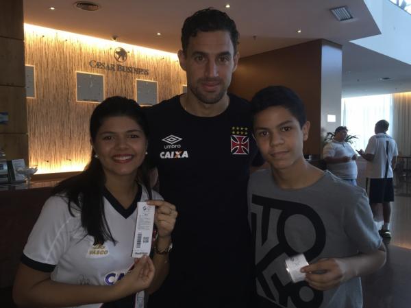 Com ingresso na mo, Catarina e Murilo posam com Martn