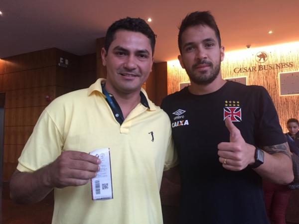 Vandilson Cabral retirou ingresso e conheceu Luan