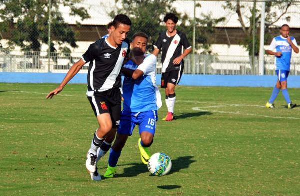 Sub-15 deu show em campo