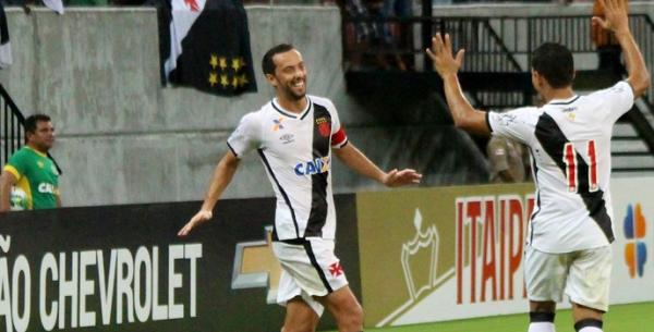 Nen comemora gol do Vasco com derson