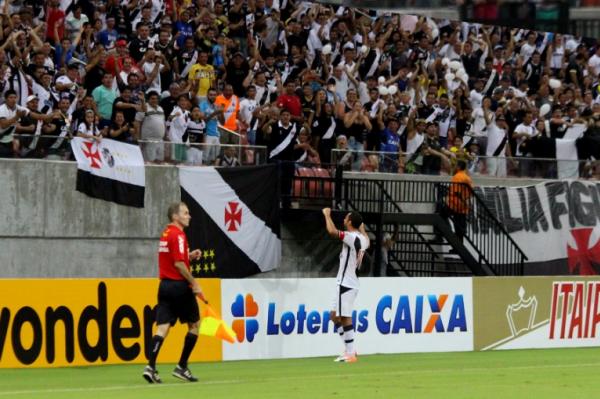 Nen  ovacionado pelos torcedores na Arena