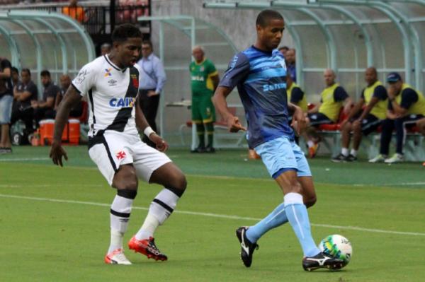 Thalles pressiona sada de bola contra o Londrina