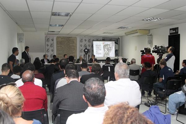 Sala de Benemritos lotada para debate sobre a luta o racismo