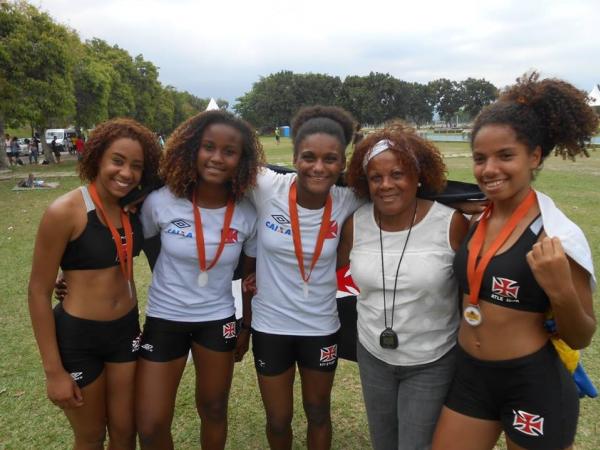 Julia Alexandre, Ester Figueira, Yasmin Luiza e Maria Vitria posam ao lado da coordenadora tcnica Solange Chagas