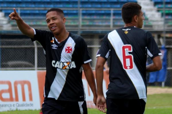 Pedro Bezerra comemora o primeiro gol vascano