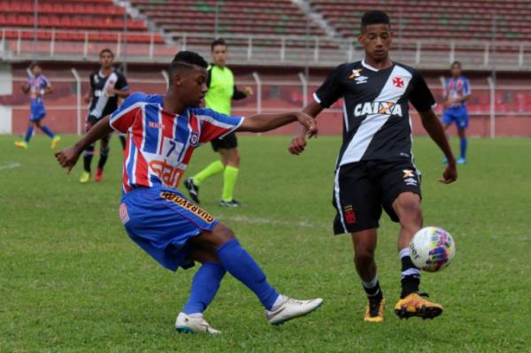 Marrony rouba a bola do defensor do Friburguense