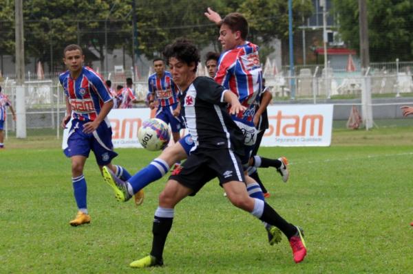 Roger ganha disputa de bola do marcador rival