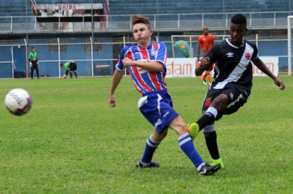 Capito Marcelo Germano inicia jogada de ataque do Vasco