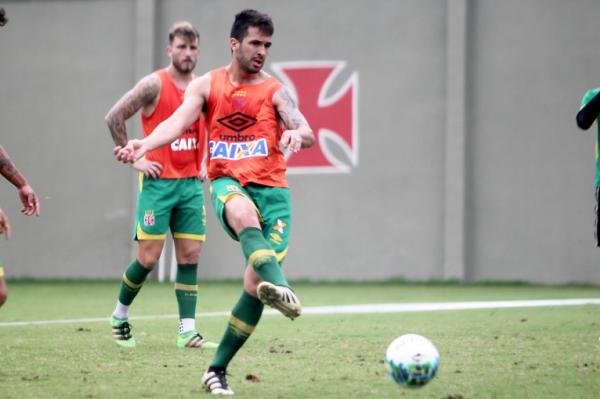 Luan executa passe em trabalho no campo anexo