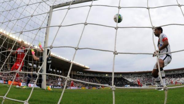 Vasco sofre um dos dois gols do CRB em So Janurio