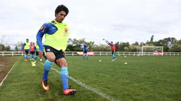 Douglas Luiz durante treino da Seleo Brasileira Sub-20