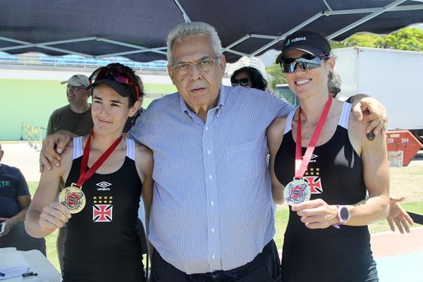 Presidente Eurico Miranda, que acompanhou de perto toda a Regata, posa ao lado de Sofia e Fabiana