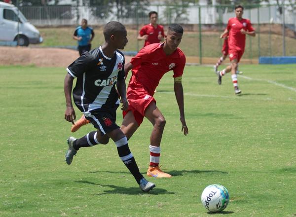 Tenrio tenta jogada ofensiva na vitria do sub-17