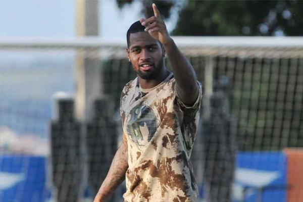 Ded no atua com a camisa do Cruzeiro desde fevereiro, quando sofreu fratura na patela e entrou para o DM