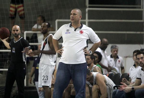 T�cnico do Vasco em jogo contra o Maca� em S�o Janu�rio