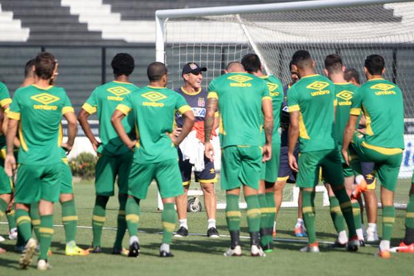 Jorginho conversa com elenco cruz-maltino