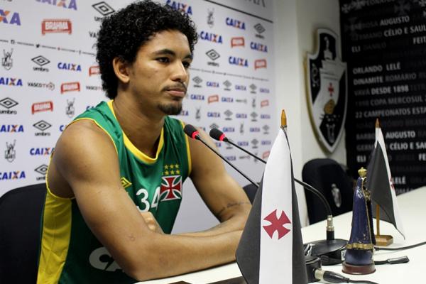 Douglas falou com a imprensa em So Janurio