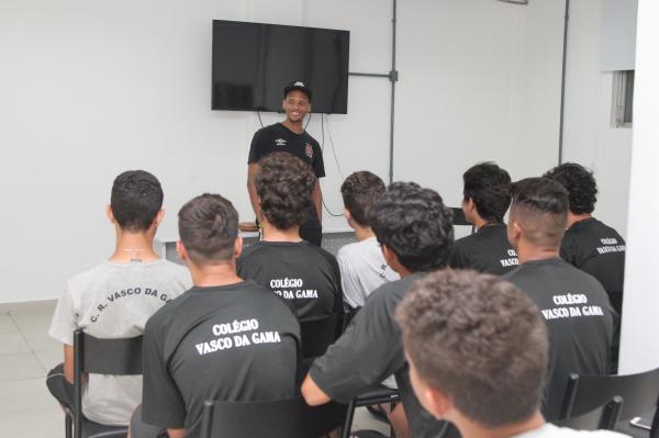 Jnatas Santos palestra para os residentes da Pousada