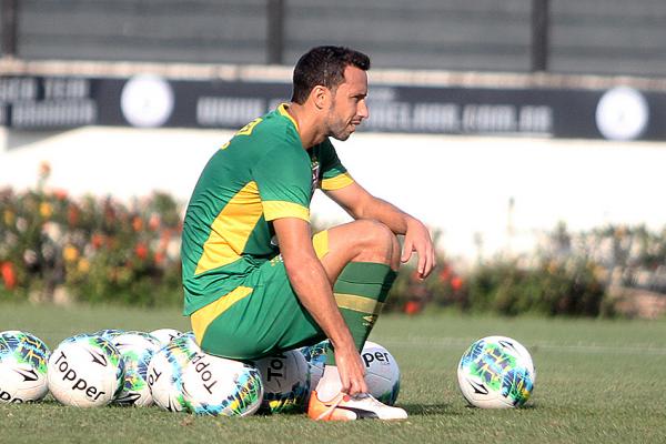 Nen quer uma postura ofensiva do Vasco no jogo contra o Paran Clube