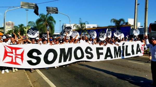 Torcedores do Vasco prometem cobrar os jogadores no desembarque, em Vitria