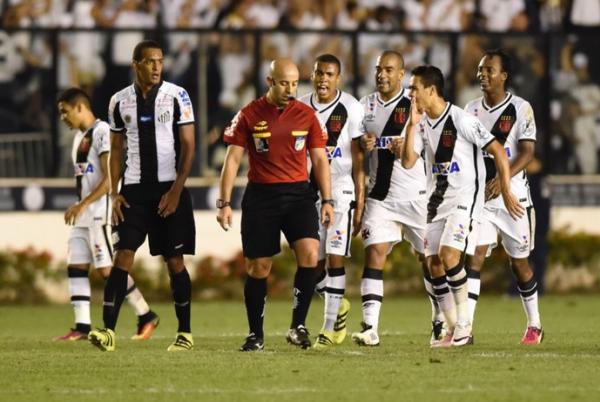 Atletas do Vasco reclamaram da arbitragem de Jean Pierre Gonalves Lima no jogo contra o Santos