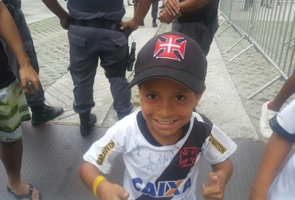 Joo Lucas posa sorridente com bon que ganhou de Nen